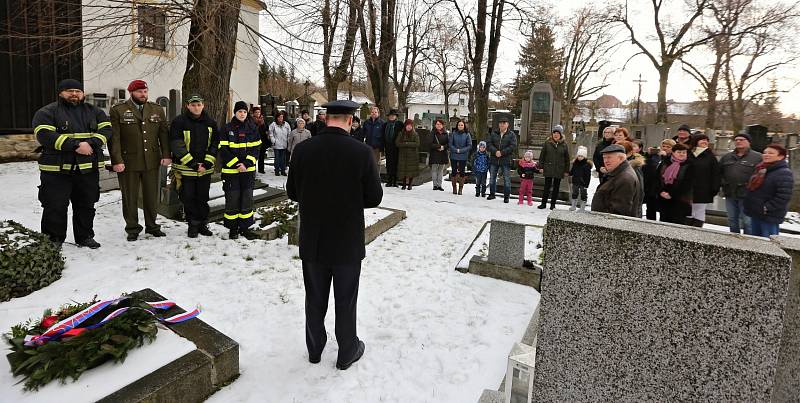 V Třebenicích se uskutečnil pietní akt u hrobu Václava Paříka, starosty dobrovolných hasičů, starosty města a vůdce Čechů na Třebenicku.