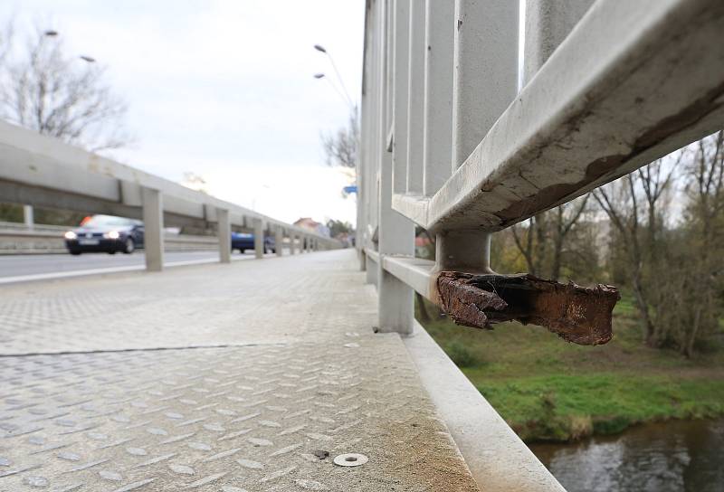 Na Tyršově mostu v Litoměřicích korodují ocelové části.