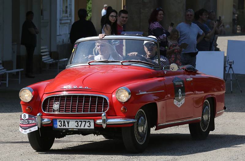 Zámek v Ploskovicích se stal svědkem průjezdu 4. ročníku setinové rallye historických vozidel