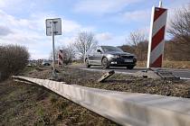 Svodidla na silnici I/15 u Čížkovic jsou poškozená už bezmála rok.