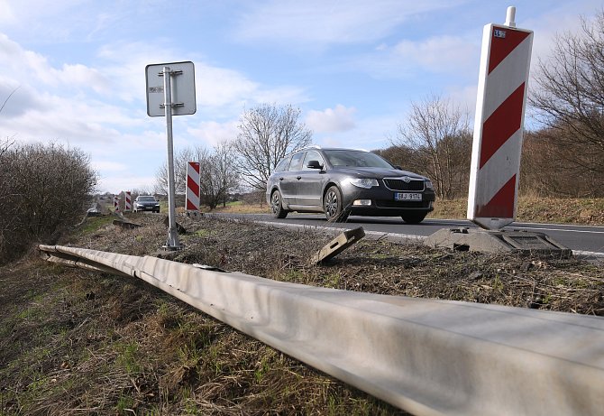 Svodidla na silnici I/15 u Čížkovic jsou poškozená už bezmála rok.