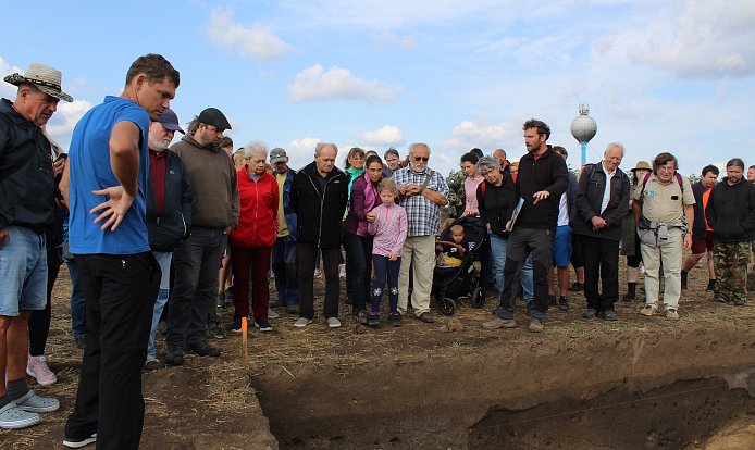 Prohlídka archeologického naleziště u Dušníků s unikátní pravěkou mohylou přilákala loni v srpnu desítky lidí.