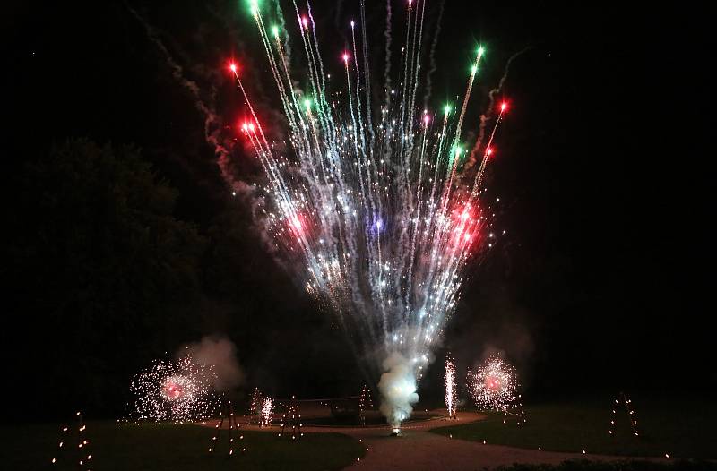 Na ploskovickém zámku se v pátek konal galakoncert italského souboru Barocco Europeo. Atmosféru doplnily iluminace, agapé a ohňostroj