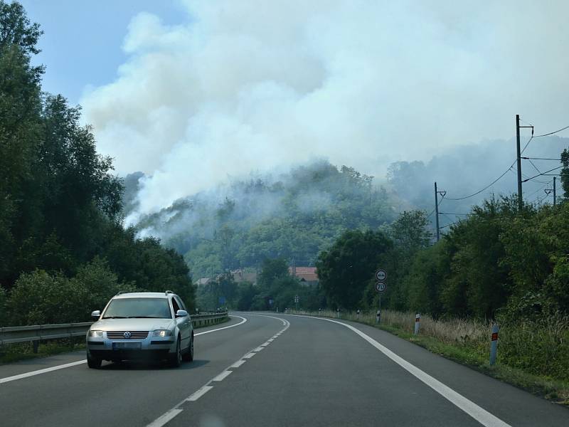 Velký požár mezi Lovosicemi a Ústím nad Labem