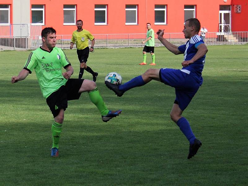 Roudnice - Benešov, I. A třída 2018/2019. Fotbalisté Roudnice (bílomodří) porazili v rozlučce s domácími diváky Benešov hladce 5:0.