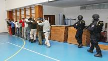 Policejní cvičení v terezínské škole