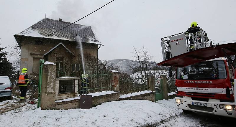 Požár opuštěného rodinného domu v Litochovicích způsobila zapálená svíčka v půdním prostoru.