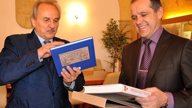 Jako památku na společné setkání se starostou si Pavel Šumera odnesl knihy o Litoměřicích. 