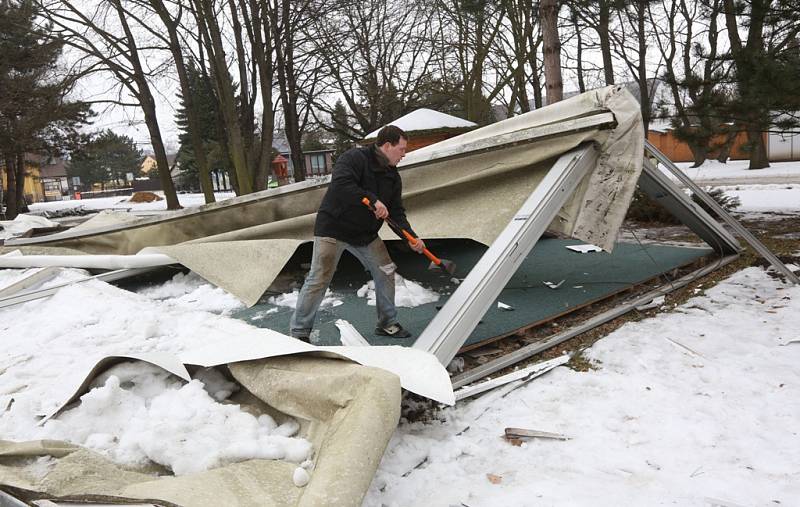 Pavilon S na výstavišti Zahrada Čech v Litoměřicích, který se před několika dny zřítil pod váhou sněhu, o víkendu odstranila soukromá firma. 