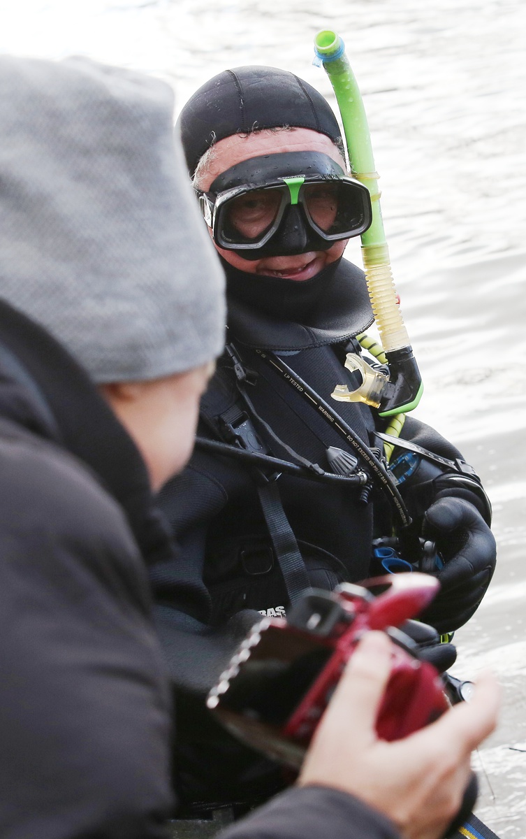 FOTO: Potápěči zamkli hladinu jezera - Ústecký deník