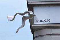 Špendlík s trikolorou by měl propichovat roh budovy České spořitelny na Mírovém náměstí v Litoměřicích.