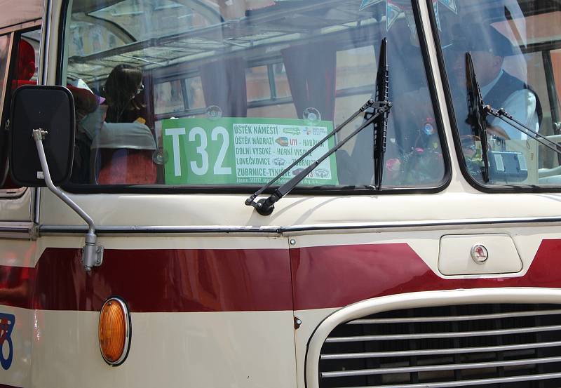 Se začátkem letních prázdnin se cestující mohou svézt historickým autobusem Škoda 706 RTO mezi Úštěkem a Zubrnicemi.