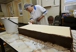 V Lovosicích vyrábí obří tatranku, má být největší na světě