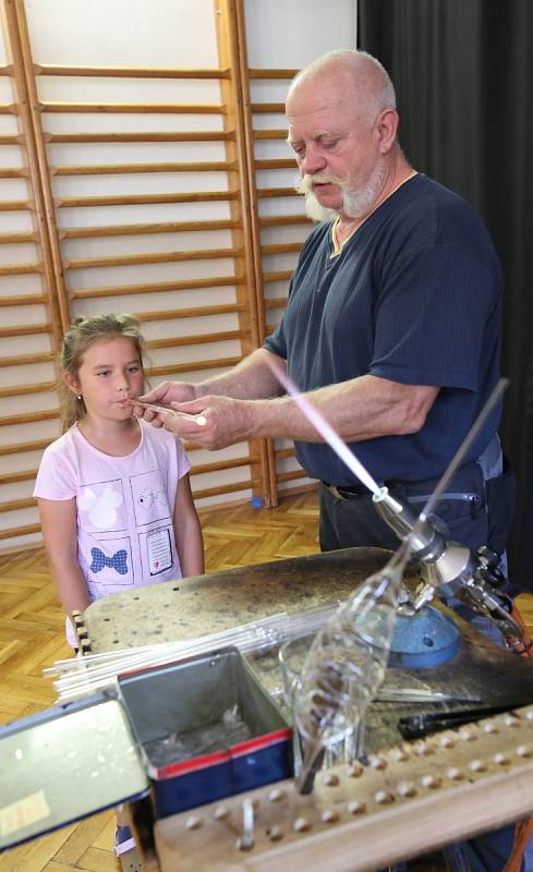 Děti si na příměstském táboře v Roudnici vyzkoušely foukání skla