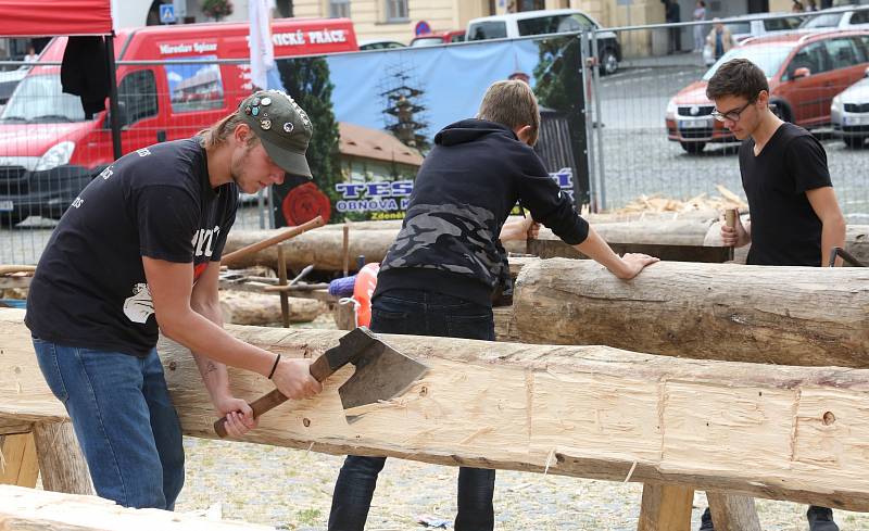 Budoucí tesaři ze střední školy z Krásného Března si přijeli zatesat do Litoměřic