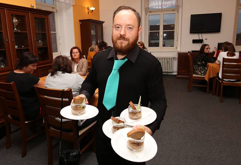 Studenti litoměřické Střední školy pedagogické, hotelnictví a služeb předvedli kuchařskou show.