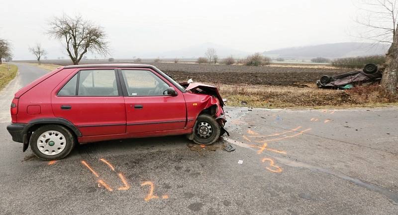 Srážka dvou aut na křižovatce silnic z Milešova do Vlastislavi
