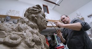 Akademický sochař Libor Pisklák pracuje ve svém ateliéru v Hlinné na Litoměřicku na soše pro teplické lázně.