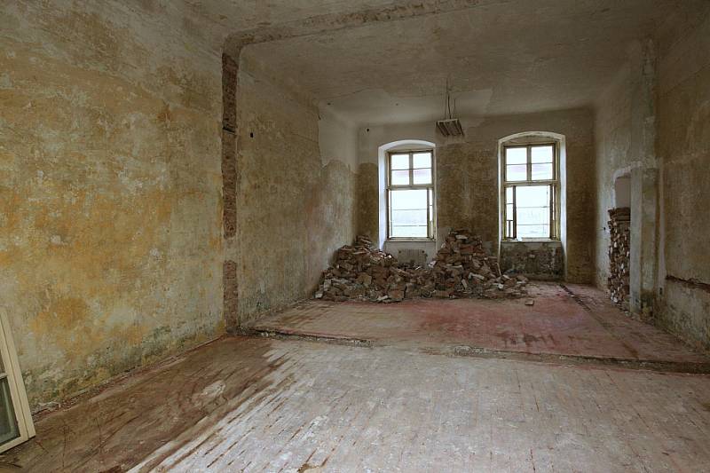 Probíhá rekonstrukce bývalých dělostřeleckých kasáren v Terezíně.