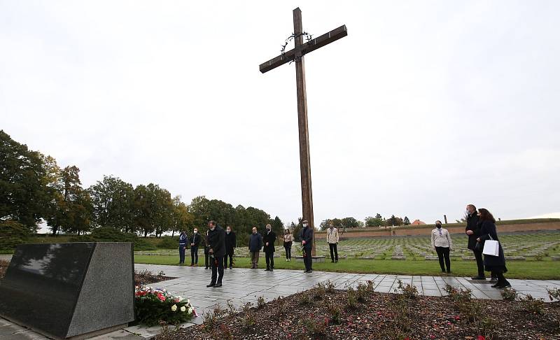 Předseda Senátu Miloš Vystrčil se zúčastnil v neděli 18. října malého pietního shromáždění na národním hřbitově v Terezíně.