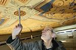Ve Wieserově domě v Terezíně byla objevena pod starými malbami výmalba původní. Překrásné zlatem zdobené hlavice a stropní malba nyní prochází rukama špičkových restaurátorů.