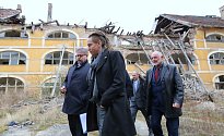 Současný ministr pro místní rozvoj Ivan Bartoš se přijel na situaci do Terezína podívat v dubnu 2022. 