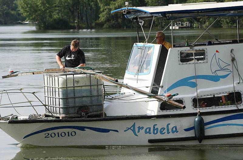 Postřik jezera v Píšťanech.