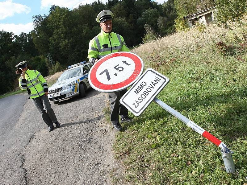 NEPOHODLNÉ ZNAČENÍ se povaluje ve škarpě. Nákladní vozidla nad 7,5 tuny tak mohou beztrestně projíždět obcemi Střížovice, Snědovice, Křešov, Radouň, Čakovice Velešice Hoštkou i dalšími vesničkami. Policie si s řidiči neví rady. Nemá je jak pokutovat. 