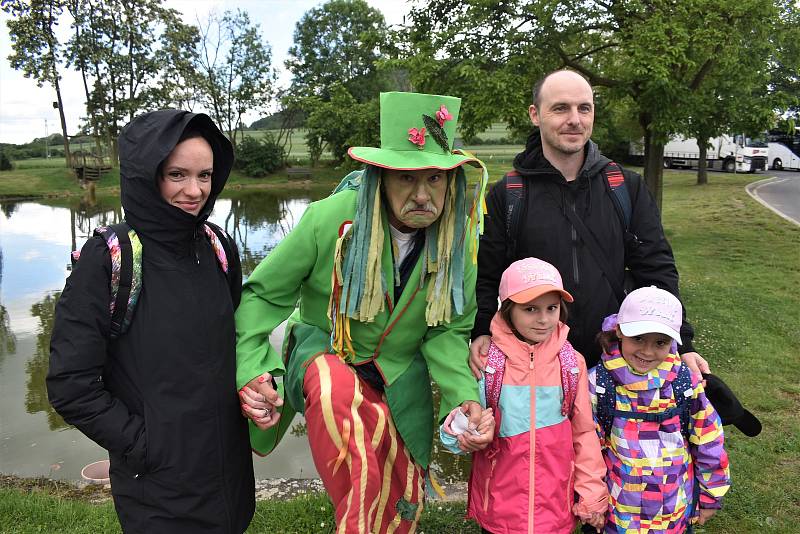 Jiří Pánek alias vodník Čochtan baví turisty už od parkoviště v Rovném.