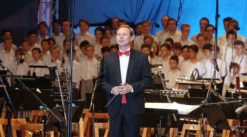 Stodvacetičlenný chlapecký sbor předvedl v litoměřickém letním kině  svoji sílu a kvalitu za doprovodu symfonického orchestru Filharmonie Hradec Králové.