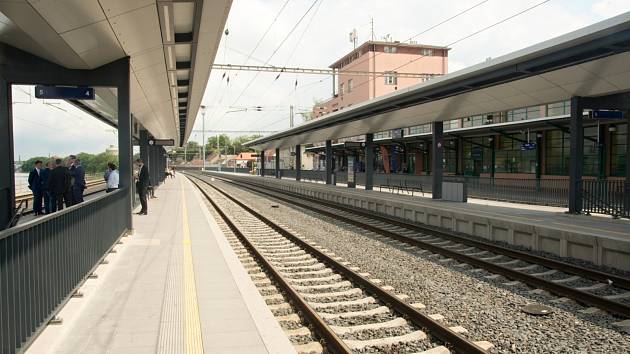 Rekonstrukce nástupišť v Roudnici nad Labem skončila.