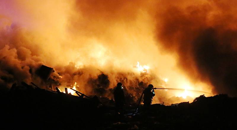 Požár zasáhl skládku komunálního odpadu SONO u Siřejovic na Lovosicku.