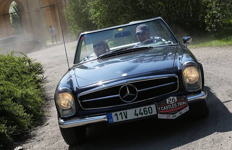 Zámek v Ploskovicích se stal svědkem průjezdu 4. ročníku setinové rallye historických vozidel