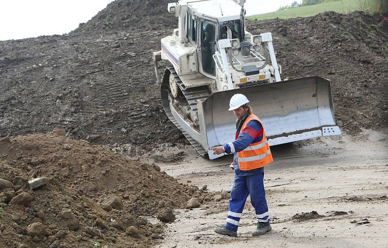 DOKONČENÍ DÁLNICE D8 v termínu slíbili při zahájení prací na druhé etapě sanace sesuvu zástupci ŘSD.