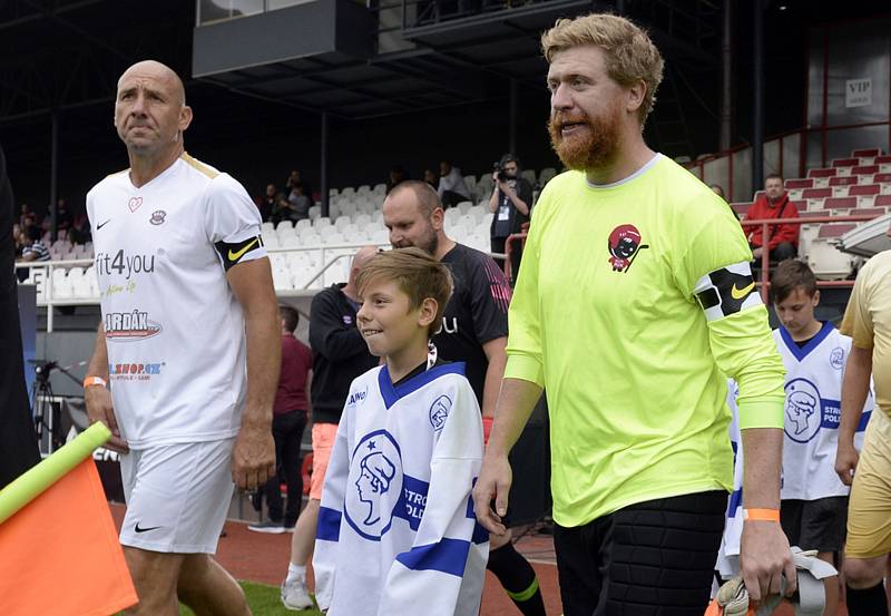 Popis fotky: Sport-fotbal-hokej-sociální-charita-Voráček - Jan Koller, Jakub VoráčekCharitativní fotbalový zápas Real Top - tým Jakuba Voráčka, 18. června 2020 v Praze. Bývalý fotbalista Jan Koller (vlevo) a hokejista Jakub Voráček (vpravo).    Praha - Př