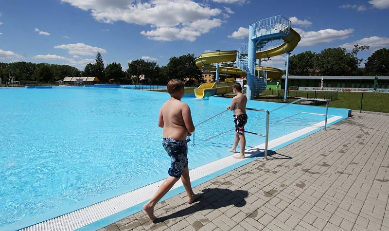 První návštěvníci přišli v pondělí 1. června na koupaliště ve Štětí