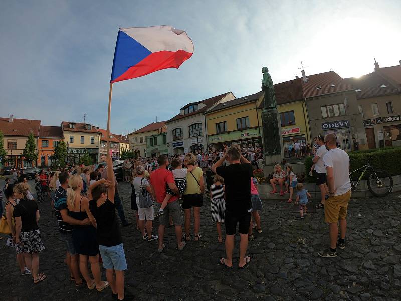 Lidé protestují proti Babišovi 11. června v Roudnici n. L.