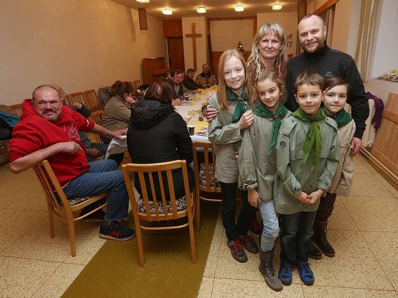 Pracovníci litoměřické Naděje našli pro sešlost v červeném kostele u Jiráskových sadů vydatné pomocníky. Vánoční pečivo a slavnostní oběd, bramborový salát s řízkem, roznesly hostům děti z turistického oddílu mládeže Sluníčko.  