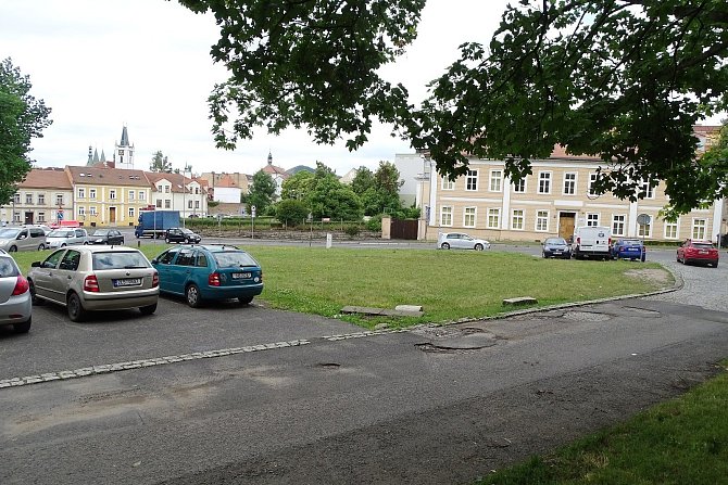 Tady měl podle plánů vyrůst parkovací dům Růžovka v Litoměřicích.