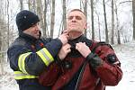 Profesionální hasiči z litoměřické hasičské stanice nacvičovali záchranu osoby, pod kterou se prolomil led.