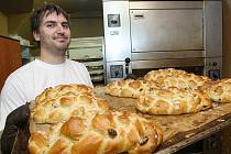 Majitel jedné z litoměřických soukromých pekáren Petr Kohn právě vkládá do pece plech s čerstvě upletenými vánočkami. Jejich hlavní odbyt tu čekají kolem 21. a 22. prosince. 