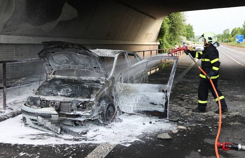 Nedělní požár automobilu v Lovosicích