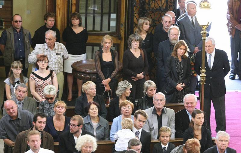 Pohřeb akademického malíře Jana Grimma v katedrále sv. Štěpána.