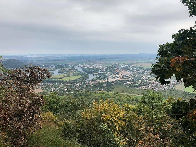 Lovoš má své kouzlo i na podzim. Podívejte se, jak v tomto období vypadá