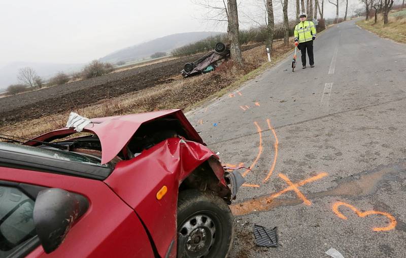 Srážka dvou aut na křižovatce silnic z Milešova do Vlastislavi