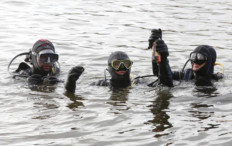Potápěči zamkli hladinu jezera v Píšťanech.