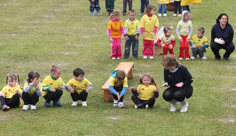 Sokolové cvičili na roudnickém Tyršově stadionu.