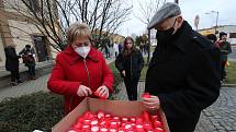 Symbolický Pochod živých se svíčkami připomněl na trase mezi Bohušovicemi a Terezínem zahájení deportací Židů z českých zemí a vznik ghetta Terezín