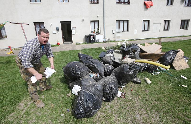 Starosta sousední obce našel cizí odpad na nelegální skládce a převezl ho jeho vlastníkovi zpátky před dům.