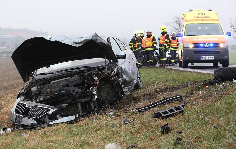 Vážná dopravní nehoda pod zatáčkou v kopci nedaleko Trnovan u Litoměřic.